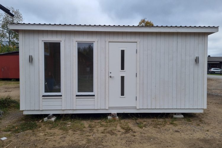 friggebod med vitmålad väggpanel