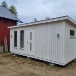 friggebod med vitmålad väggpanel