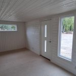 friggebod med vitmålad väggpanel