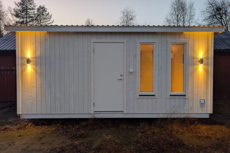 Friggebod med grått golv